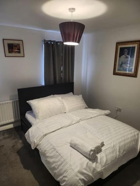 City Centre - 2 Bedroom - Pet Friendly - Garden Apartment in Salford