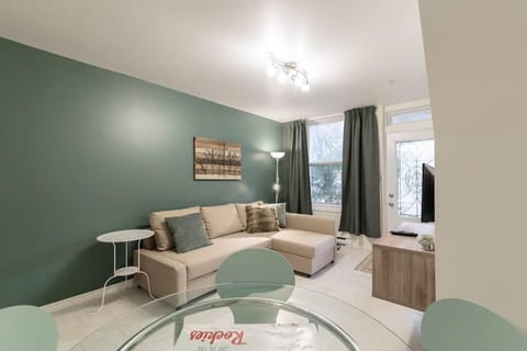 Metro Sherbrooke - Charming Apartment in Laval