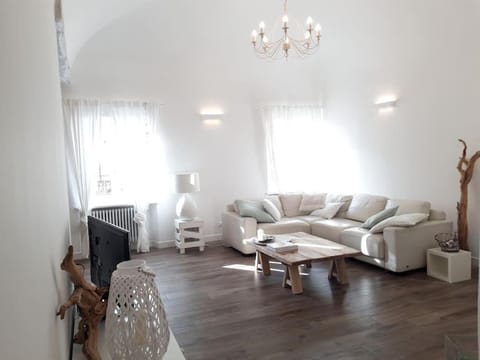 White Suite Apartment in Spotorno