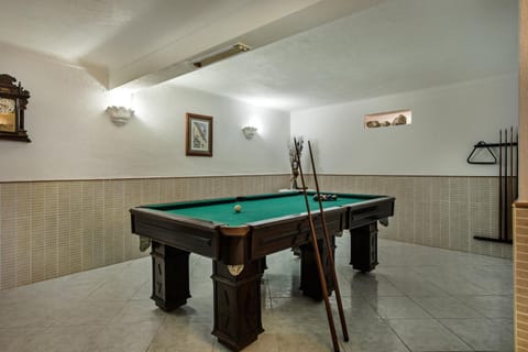 Billiard, Game Room