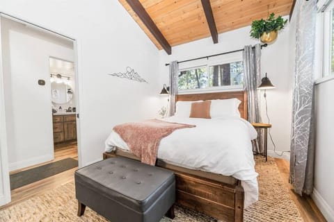 Antler Inn offers Fenced Yard, Walk to Bear Mtn & Zoo, Shuffleboard Chalet in Big Bear