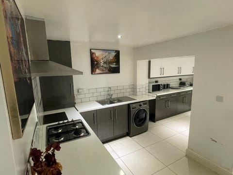 Kitchen or kitchenette, oven, stove, washing machine