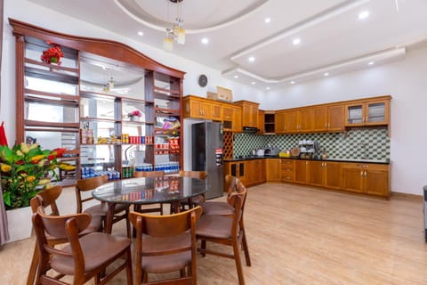 Kitchen or kitchenette, Living room, Seating area, Dining area, minibar, oven, pet friendly, stove