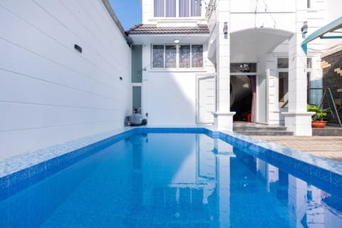 Property building, Day, Pool view, Swimming pool