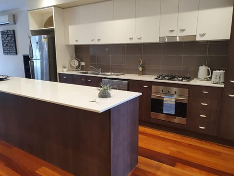 Tranquil 2 Storey Townhouse Appartement in Shepparton