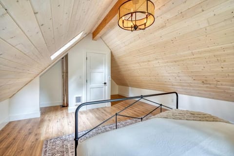 Mt Hood Log Cabin! Fresh Remodel with Airstream! ADU, Airstream 2 House in Welches