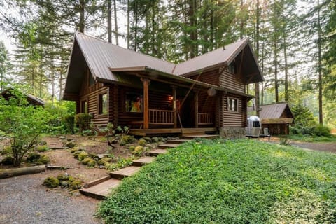 Mt Hood Log Cabin! Fresh Remodel with Airstream! Cabin, Airstream 1 Maison in Welches