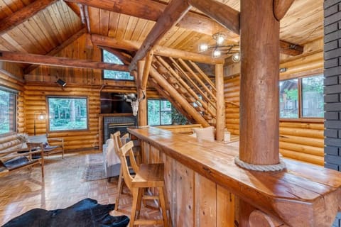 Mt Hood Log Cabin! Fresh Remodel with Airstream! Cabin, Airstream 1 Maison in Welches