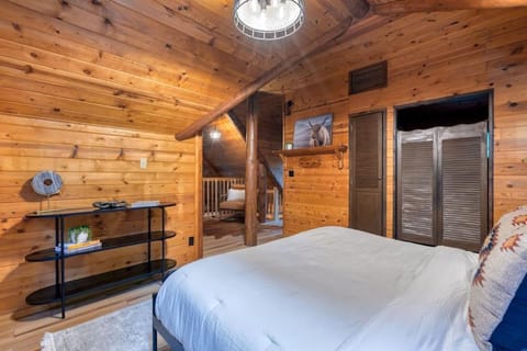 Mt Hood Log Cabin! Fresh Remodel with Airstream! Cabin, Airstream 1 Maison in Welches