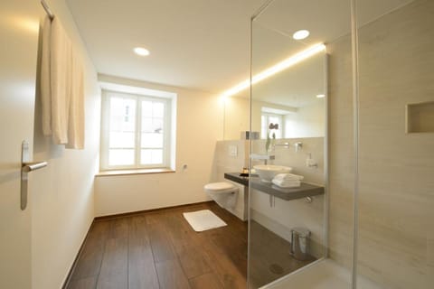 Bathroom, Photo of the whole room, Decorative detail