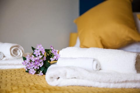 Bed, Decorative detail, Bedroom, towels