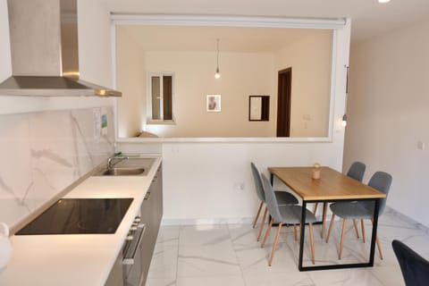 Kitchen or kitchenette, Dining area, minibar, pet friendly, stove