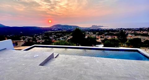 Nearby landmark, Natural landscape, View (from property/room), Balcony/Terrace, Mountain view, Pool view, Sea view, Swimming pool, Sunrise, Sunset, sunbed