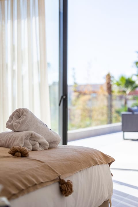 Bed, View (from property/room), Balcony/Terrace, Photo of the whole room, Bedroom, towels