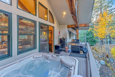 Olympic Valley Getaway with Hot Tub & 2 Wet Bars Maison in Palisades Tahoe (Olympic Valley)