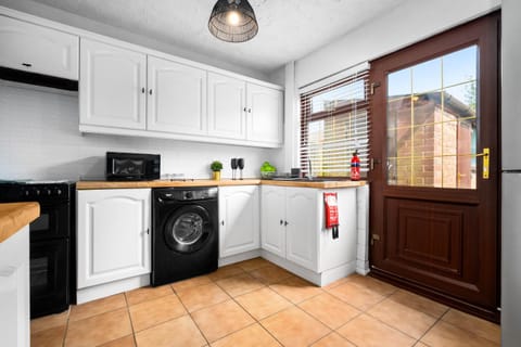 Kitchen or kitchenette, washing machine