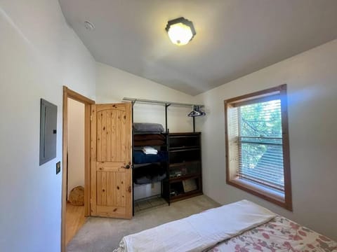 Cabin 7 sleeps 8 BEAUTIFUL BOULDER BAY, BIG BEAR Casa in Boulder Bay