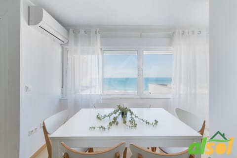 Dining area, Sea view, air conditioner