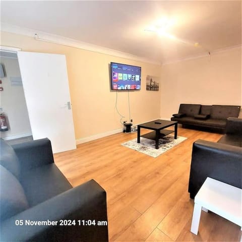 Spacious 4 bedroom House-Rainham House in England