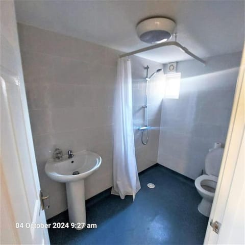 Spacious 4 bedroom House-Rainham House in England