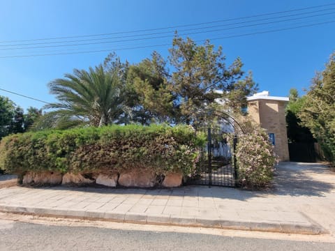 Facade/entrance, Day, Garden, Garden view