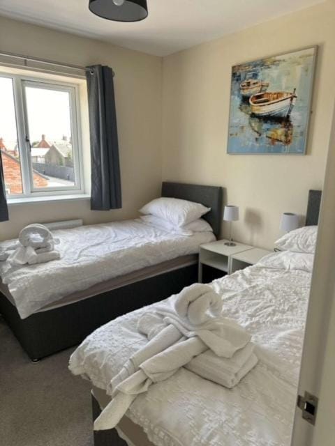 Newark area - modern 3 bedroom semi with off road parking for 2 vehicles House in Newark-on-Trent