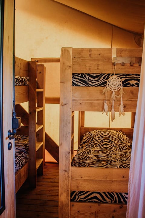 Bedroom, bunk bed