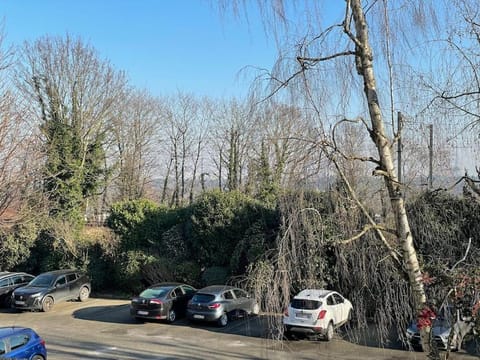 Au Milieu des Arbres Apartment in Suresnes