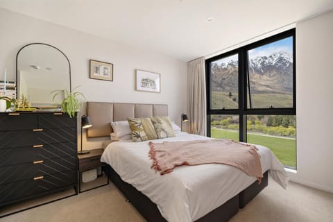 Natural landscape, Photo of the whole room, Bedroom, Mountain view