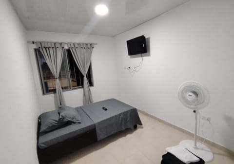 Bed, TV and multimedia, Bedroom, towels