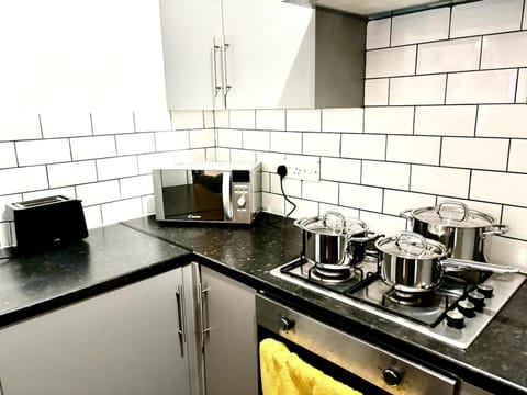 Coffee/tea facilities, Kitchen or kitchenette, stove, toaster