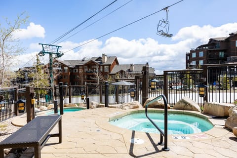 Luxury Residence, Ski-in Ski-out, Cozy Interiors, Private Patio, Shared Pool, Close Fine Dining Resort in Park City