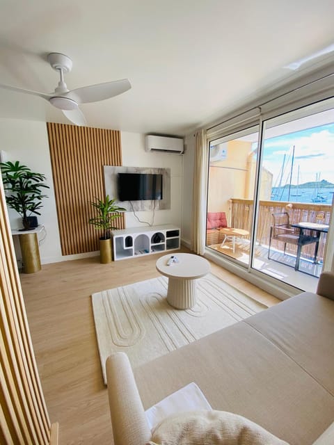 TV and multimedia, View (from property/room), Balcony/Terrace, Living room, air conditioner