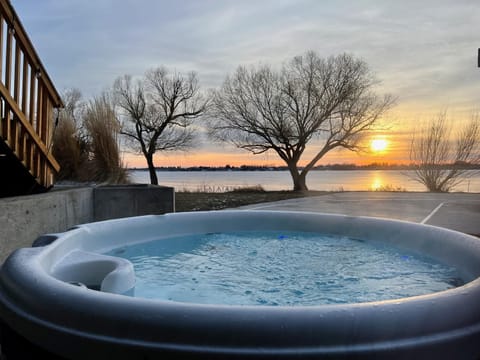 Hot Tub, Lake view, Sunrise, Sunset