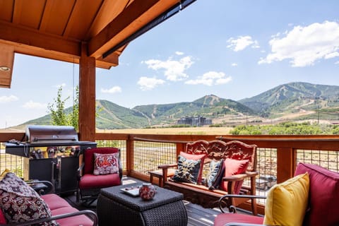 Tranquil Condo, Perfect for Ski & Summer Adventures! 3 Bedrooms, Private Patio, Sleeps 6 Resort in Jordanelle Reservoir