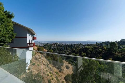 6MiL Big City Views West Hollywood Hills Villa 4BR House in West Hollywood