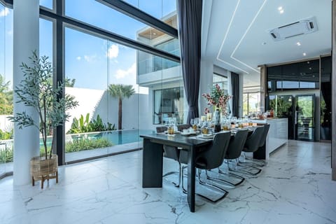 Dining area, Pool view