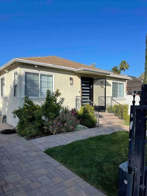 Encino Oasis Gorgeous 3 bedroom with bonus room House in Lake Balboa