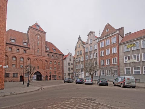 Nearby landmark, Facade/entrance