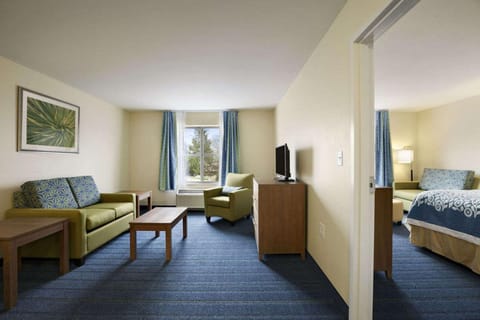 Days Inn & Suites by Wyndham Altoona Hotel in Allegheny River