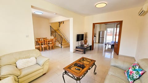 Communal lounge/ TV room, TV and multimedia, Living room, Seating area, Evening entertainment