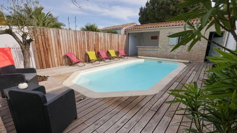 Patio, Pool view, Swimming pool, sunbed