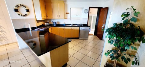 Kitchen or kitchenette, dishwasher, stove