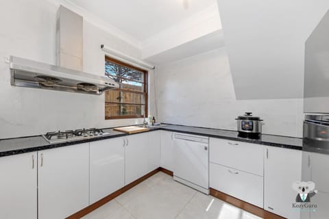 KozyGuru Thornleigh Charming Two-Bed Townhouse Apartment in Sydney