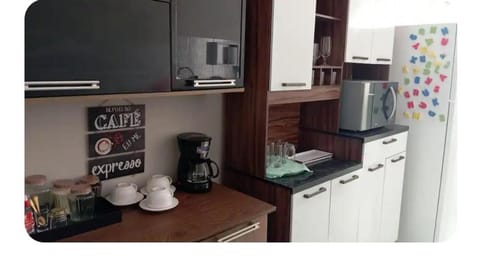 Coffee/tea facilities, Kitchen or kitchenette, stove