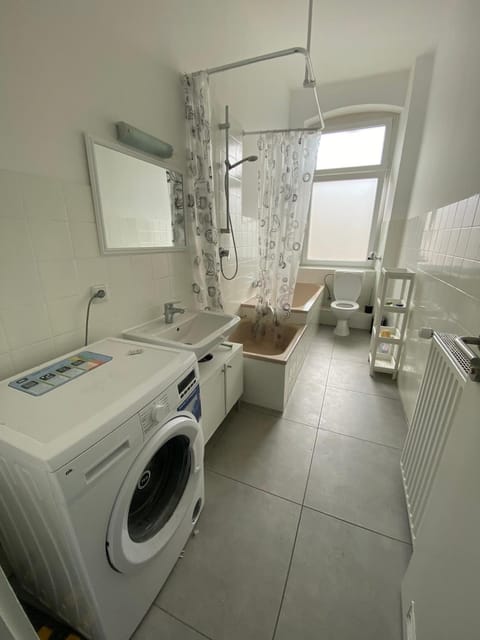 Bathroom, Bath, towels, washing machine, dryer