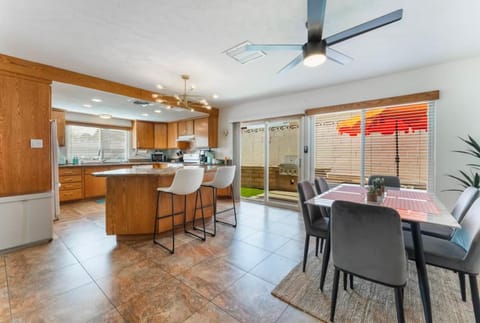 Kitchen or kitchenette, Seating area