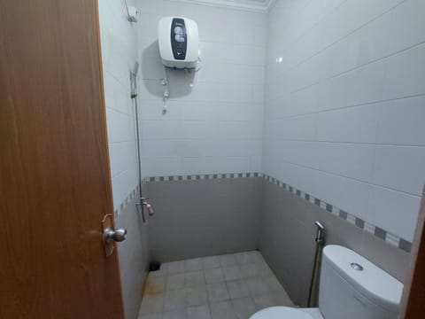 Shower, Toilet, Property building, Bathroom