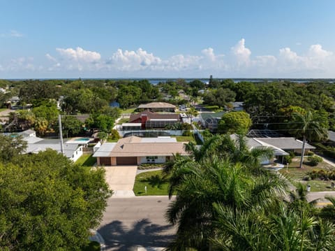 Palma Sola Coconut Cottage! Pet Friendly private pool home minutes from beaches! House in Bradenton