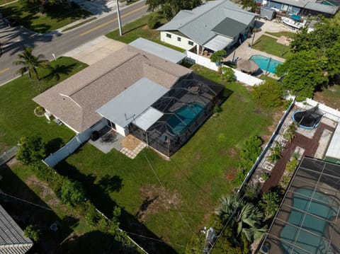 Palma Sola Coconut Cottage! Pet Friendly private pool home minutes from beaches! House in Bradenton